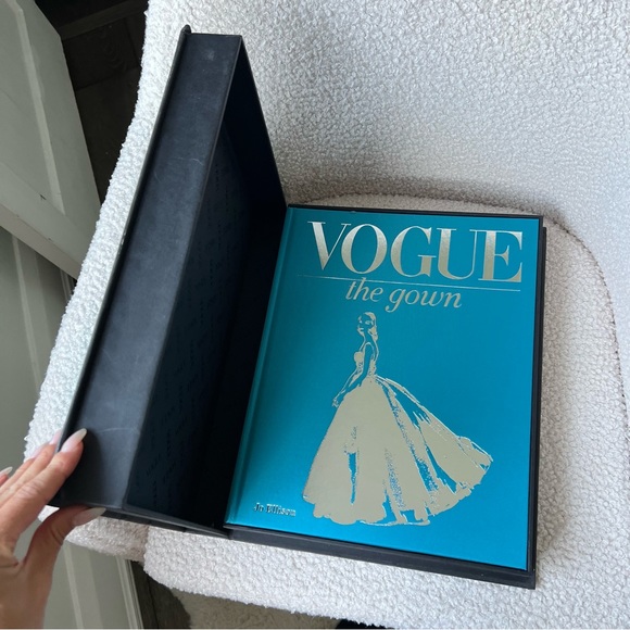 Vogue ‘The Gown’ coffee table book- limited edition! - Picture 2 of 11